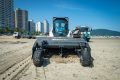 Praia Grande testa moderna máquina na limpeza da faixa de areia