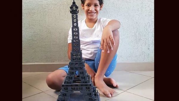 Brasileiro com autismo faz réplica da Torre Eiffel em 4 h na quarentena
