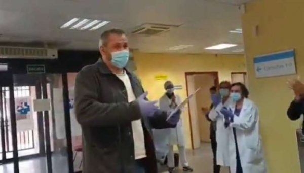 Taxista é aplaudido por médicos após corridas grátis a hospital