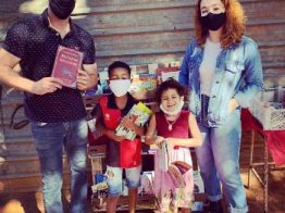 “Cantinho do Saber” leva livros em paletes para crianças na favela