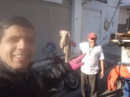 Durante trabalho, motoboy distribui agasalhos para moradores de rua