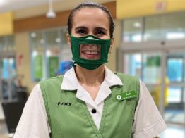 Médico surdo costura máscaras transparentes pra ajudar na comunicação