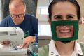 Médico surdo costura máscaras transparentes pra ajudar na comunicação