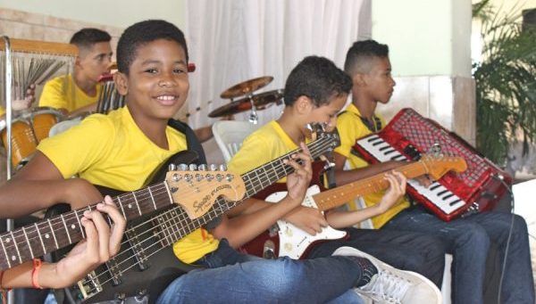 Órfão alemão funda projeto que ajuda centenas de crianças no Piauí