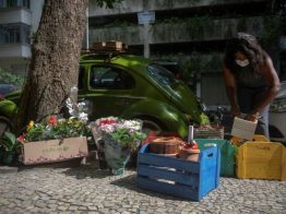 Florista distribui alegria em Copacabana a bordo de um Fusca