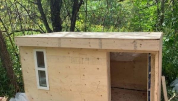 Carpinteiro constrói abrigos de madeira pra aquecer sem-teto