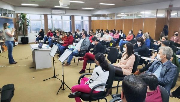 Prefeito de Xanxerê participa de abertura capacitação para professores e gestores da AMAI