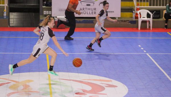 Meninas do basquete sub 17 encerram a fase classificatória do Estadual invictas