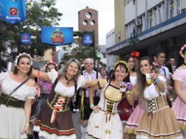 Primeiro desfile da 35ª Oktoberfest lotou a XV de Novembro