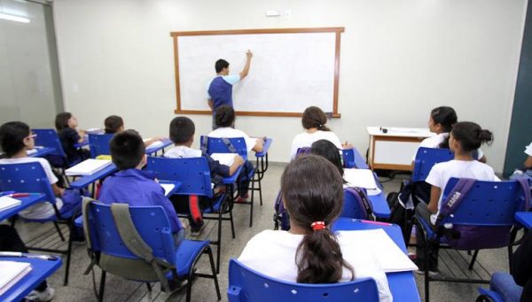 Mais de 100 mil alunos da rede pública voltam às aulas nesta segunda em Manaus