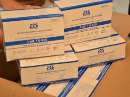 Governo do Estado recebe doação de 460 mil seringas e 334 mil agulhas para vacinação contra a Covid-19