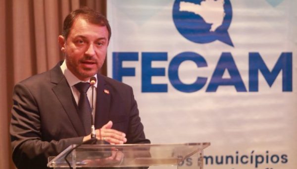 Em posse da Fecam, governador destaca a importância de parcerias para o fortalecimento dos municípios