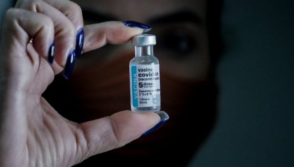 Vacinação em SC: Redistribuição de doses socorre municípios com estoque zerado