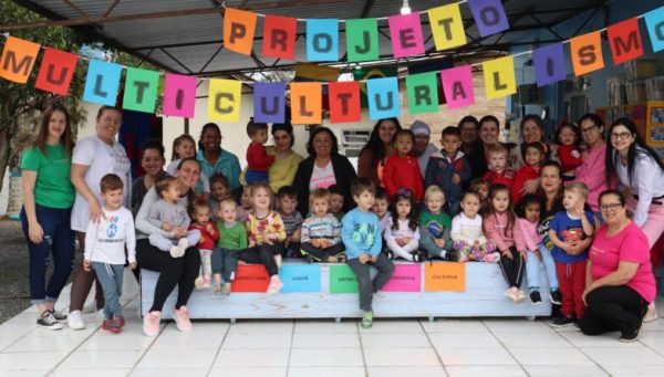 CDI Natalia Andrade dos Santos realiza o projeto de acolhimento para crianças imigrantes