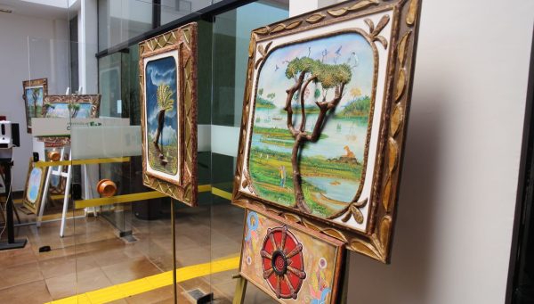 Artista plástico colombiano faz exposição na Prefeitura de Chapecó