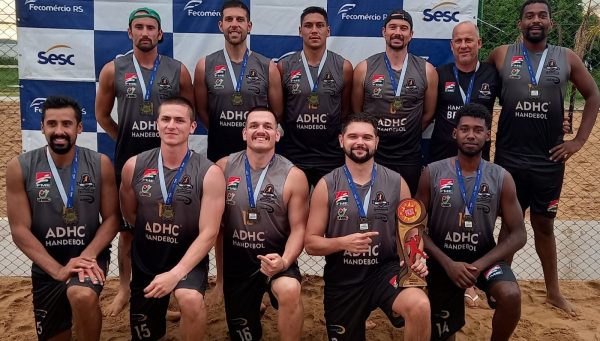 Atletas da FME conquistam destaque na copa Porto Alegre de handebol de praia