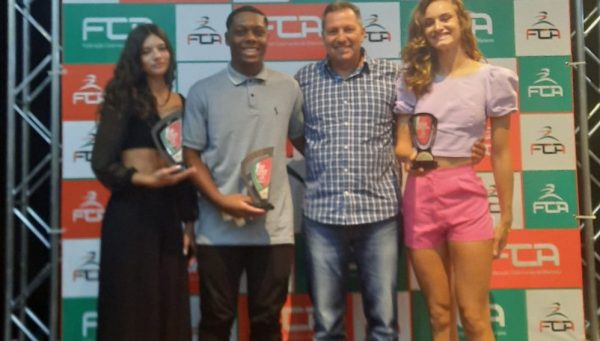 Atletas da FME de Criciúma são premiados pela Federação Catarinense de Atletismo