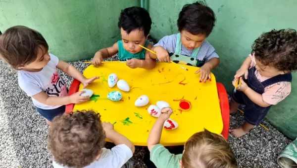 Pintura de casquinhas de ovos resgata tradição de Páscoa