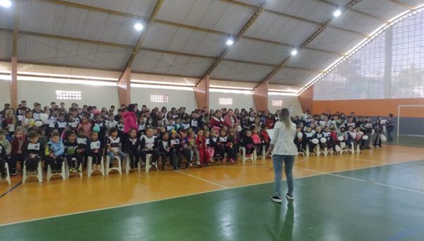 Escola de Faxinal dos Guedes realiza ação para promover cultura de amor e paz