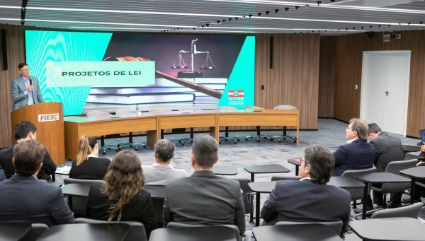 Secretaria da Fazenda apresenta pacote tributário a empresários na FIESC