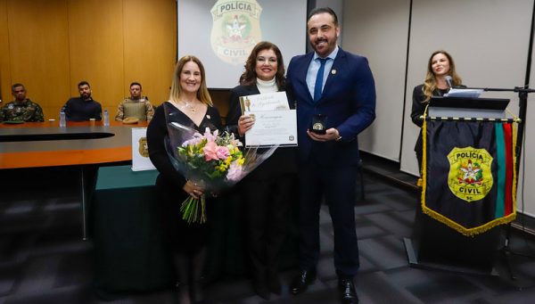 Polícia Civil de Joinville homenageia vice-governadora, delegados aposentados e apoiadores da corporação