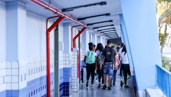 Estudantes da rede estadual de SC voltam às aulas nesta segunda-feira