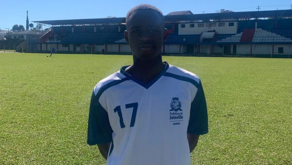 Histórias dos Joguinhos Abertos de Santa Catarina: atleta haitiano disputa competição de futebol de campo por Joinville