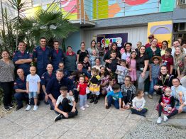 Bombeiros militares levam carinho e sorrisos à instituição dedicada ao apoio a crianças com câncer em Criciúma