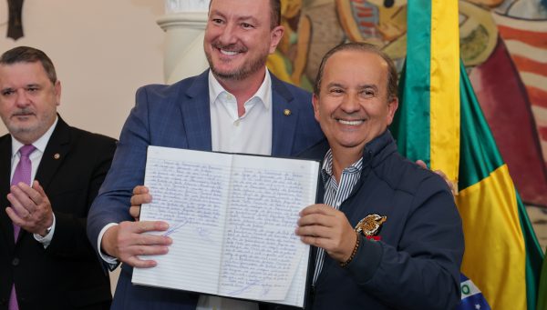 Jorginho Mello transmite cargo de governador do Estado para o presidente da Alesc, Mauro de Nadal