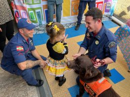 Bombeiros militares levam carinho e sorrisos à instituição dedicada ao apoio a crianças com câncer em Criciúma