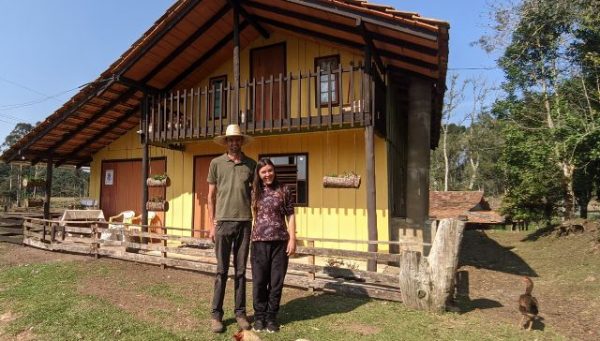 Oficina da Epagri usa tinta natural para pintar casa de agricultor em São Bento do Sul