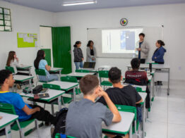 Estudantes aprendem a planejar uma empresa no componente de Empreendedorismo