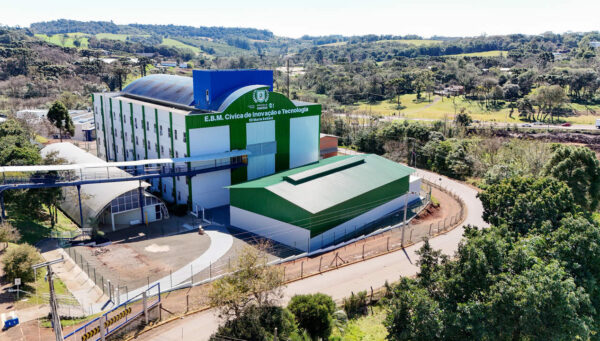 Prefeitura de Chapecó inaugura ginásio e entrega uniformes na Escola Cívica