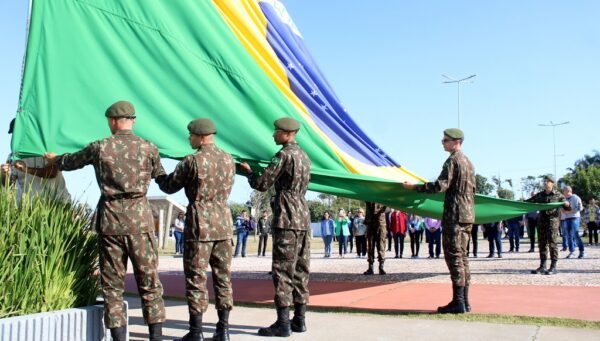 //Semana da Pátria inicia com cerimônia de troca da bandeira do Brasil em Criciúma