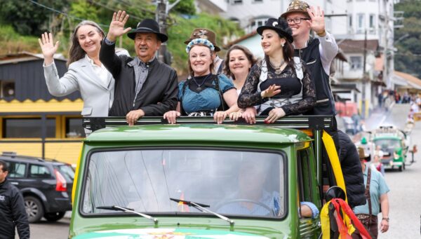 Governador Jorginho Mello participa da 21ª Oktobertanz em São Pedro de Alcântara