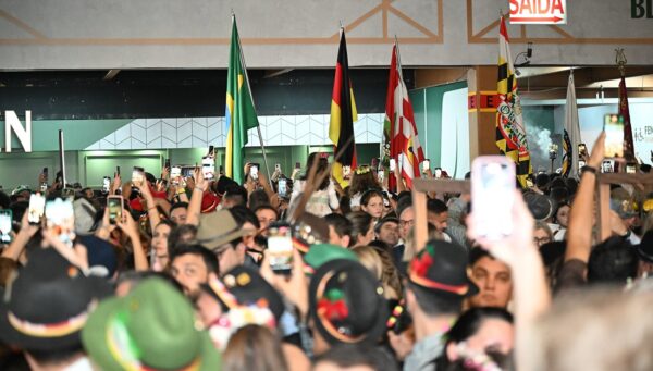 Sine Blumenau realiza mutirão de vagas para a Oktoberfest 2025