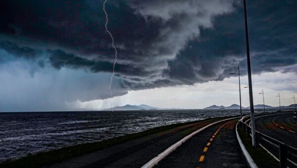 Último fim de semana do inverno tem previsão de chuva intensa, vendavais e granizo em SC