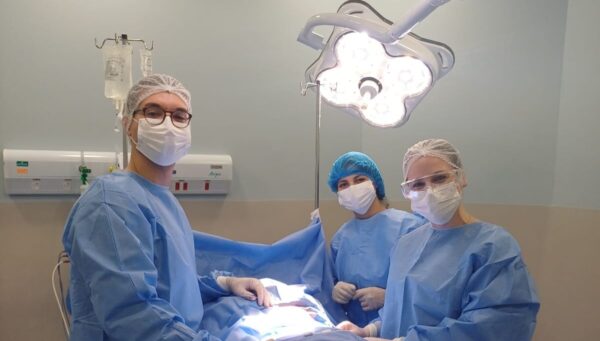 Renal Vida de Florianópolis realiza primeira cirurgia de cateter que dá mais autonomia a paciente