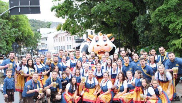 Kochkäsewagen se transforma na nova atração dos desfiles da 40ª Oktoberfest