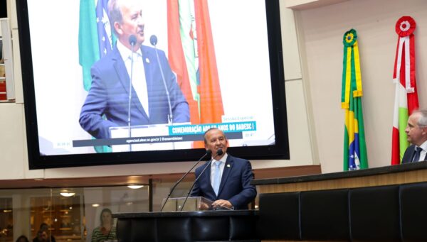 Badesc comemora 50 anos com Sessão Solene na Alesc e entrega de homenagem ao governador, colaboradores e empreendedores