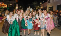 Desfile de Abertura da 40ª Oktoberfest reúne gerações de realezas na Rua 15 de Novembro