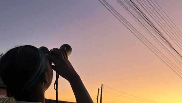 Estudantes da EPC Cyro Sosnosky observam o céu com telescópio