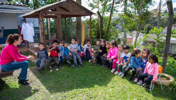 Crianças do CEIM Saberes da Infância pesquisam sobre hereditariedade e diferenças